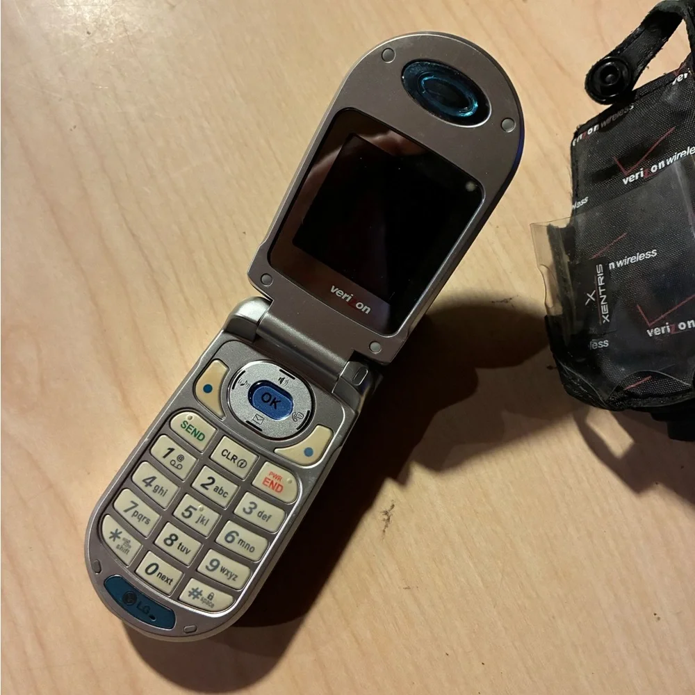 LG Flip Phone with Verizon Branding - Blue